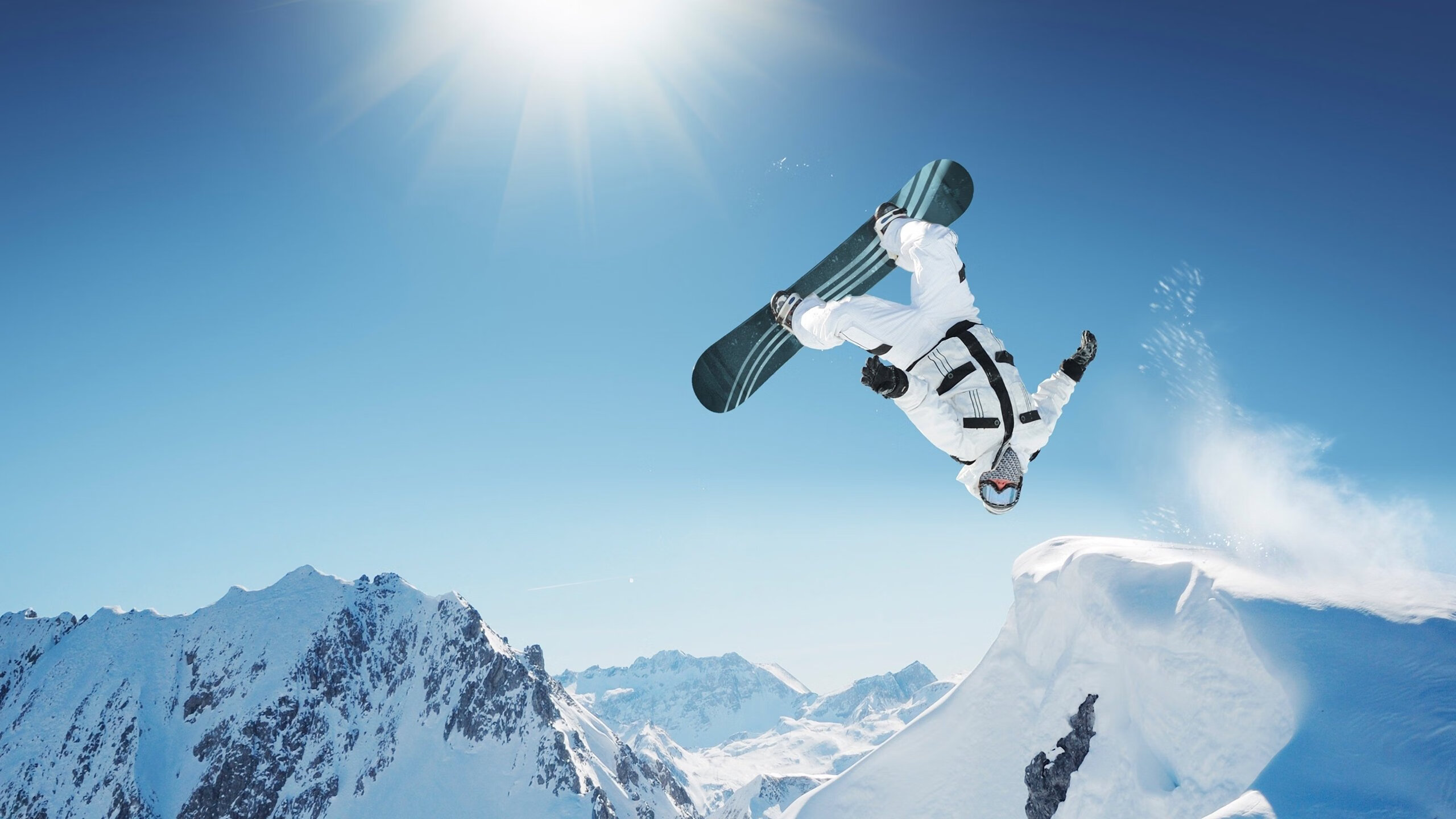 中国足球注重守门员专项训练提升门线防守能力，足球守门员新规则